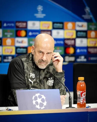 Peter Bosz praat over de kansen van PSV tegen Napoli én over de terugkeer van Noa Lang