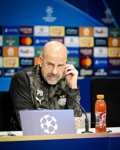 Peter Bosz praat over de kansen van PSV tegen Napoli én waarom Noa Lang in Eindhoven zo belangrijk was: ‘Hij heeft ons mede kampioen gemaakt’