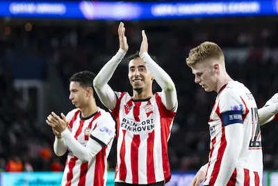 PSV-linksback maakt kennis met magische avonden in de Champions League: ‘Wauw, dit is waarvoor je leeft’