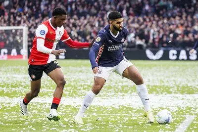 LIVE | PSV komt dankzij Saibari op voorsprong op bezoek bij Feyenoord en ontsnapt direct daarna aan penalty: geen hands van Yarek