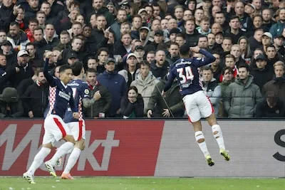 LIVE | Domper voor PSV: Valente schiet Feyenoord vlak na rust op gelijke hoogte