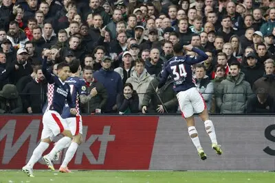 LIVE | PSV gaat dankzij Saibari met voorsprong rusten op bezoek bij Feyenoord