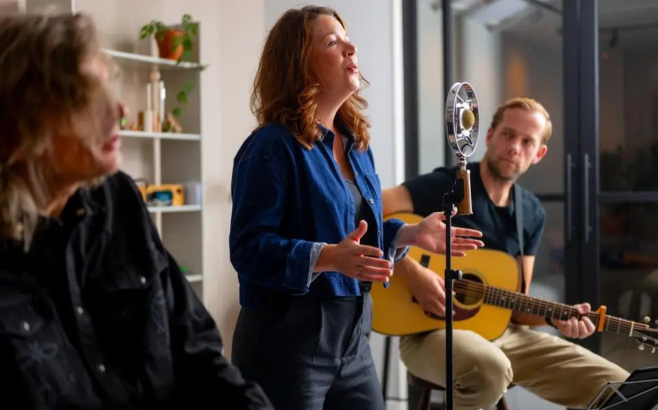 In nieuw muziektheaterstuk bezingt Gerbrich van Dekken de magie van Dolly Parton: ‘Wy kinne allegear wol wat mear Dolly brûke’