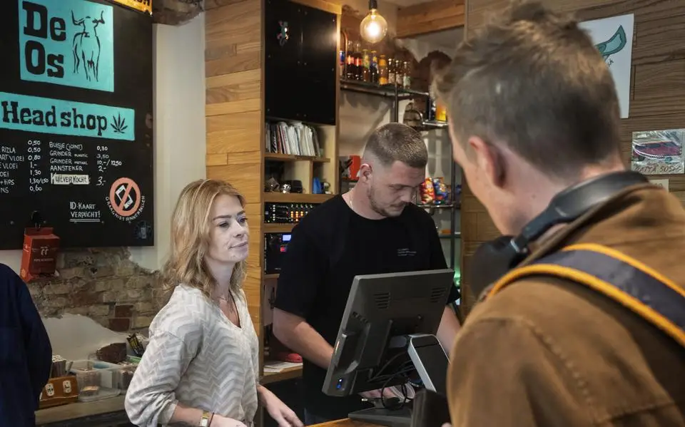 Te veel wiet: coffeeshop De Os in Leeuwarden drie maanden dicht. ‘Met 500 gram in de shop kun je de zaak niet runnen’