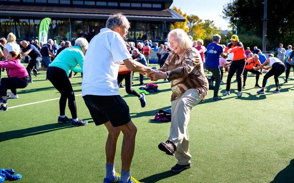 Lineke (78), Coby (61) en Lukie (93) sporten in Drachten voor het wereldrecord. ‘Ik weet niet of mijn benen dat volhouden’