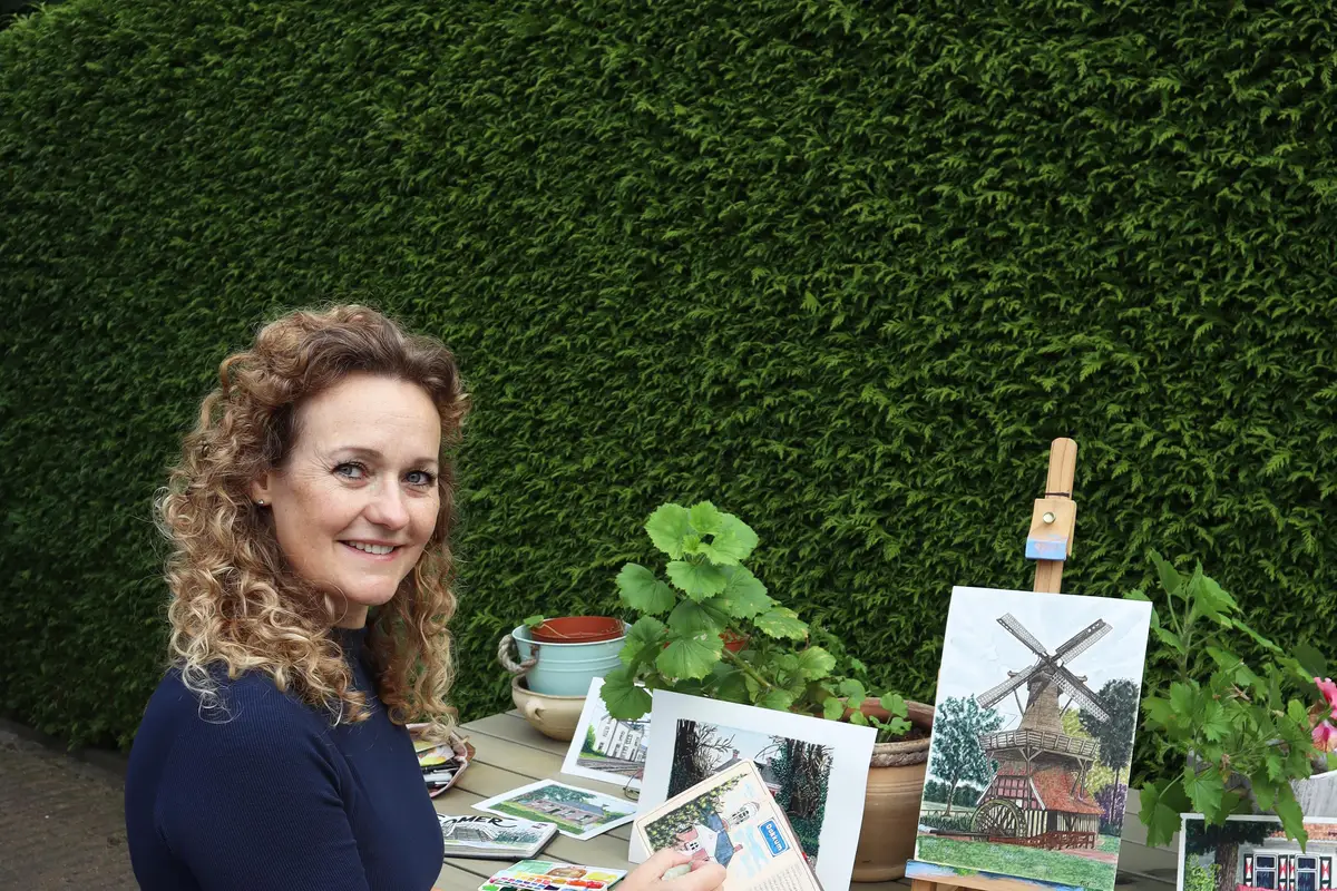 Eelkje (50) uit Oranjewoud maakt dagboekverhaaltjes en aquarelschetsen van al haar wandelingen: ‘Er gaat altijd een boekje mee in de koffer’