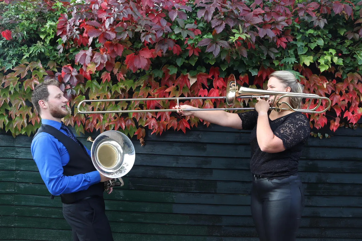 Samen in de brassband. Johan (27) en Jildou (26) uit Surhuisterveen zijn geliefden, bandgenoten én rivalen. ‘Gelukkig hebben we geen directe buren’
