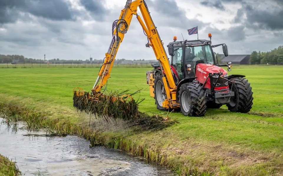 Wetterskip hekkelt PFA-sloten rond vliegbasis Leeuwarden