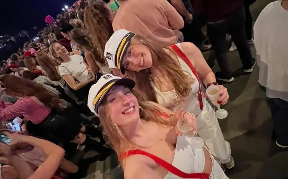 Heleen (21) uit Sneek en Mare (20) uit Joure waren bij reünieconcert van K3. ‘Heel nostalgisch’