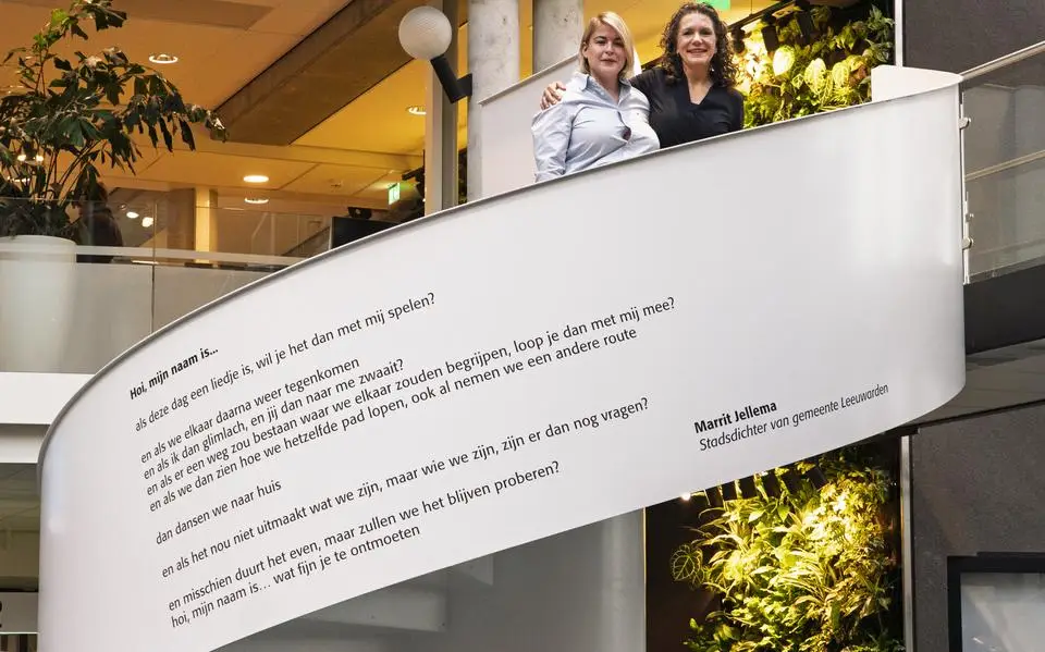 Wethoudert onthult gedicht  tegen discriminatie op wenteltrap stadskantoor Leeuwarden