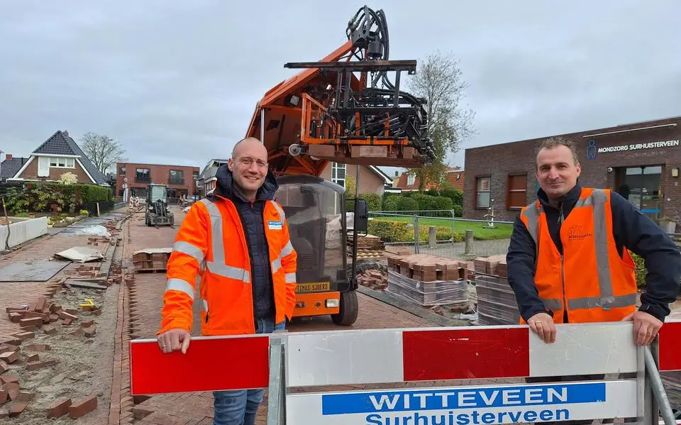 Sape Bloemhof van Witteveen Surhuisterveen over nieuwe werkwijze stratenmakers: ‘Straatmachines steeds vaker in het straatbeeld’