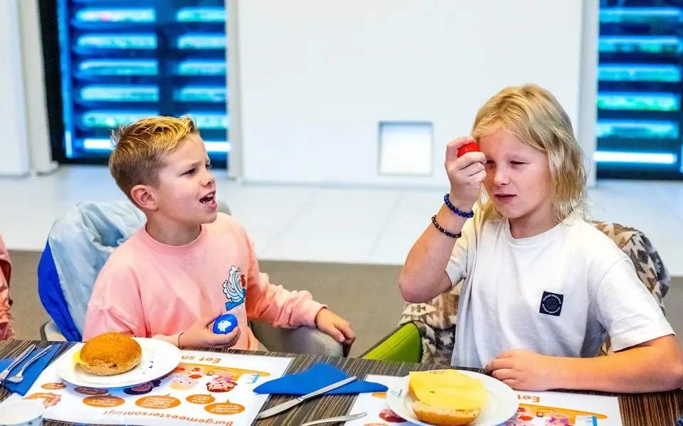 Bammetje met de burgemeester voor leerlingen van De Oanrin uit Twijzel: ‘Melk met Oreo-oats vind ik lekkerder’