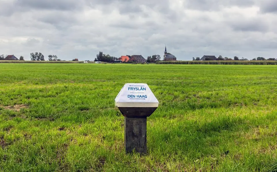 De een dobbert vertwijfeld rond, de ander kiest zijn eigen pad. Boeren in Warstiens buffelen ook zonder Haagse koers rustig door
