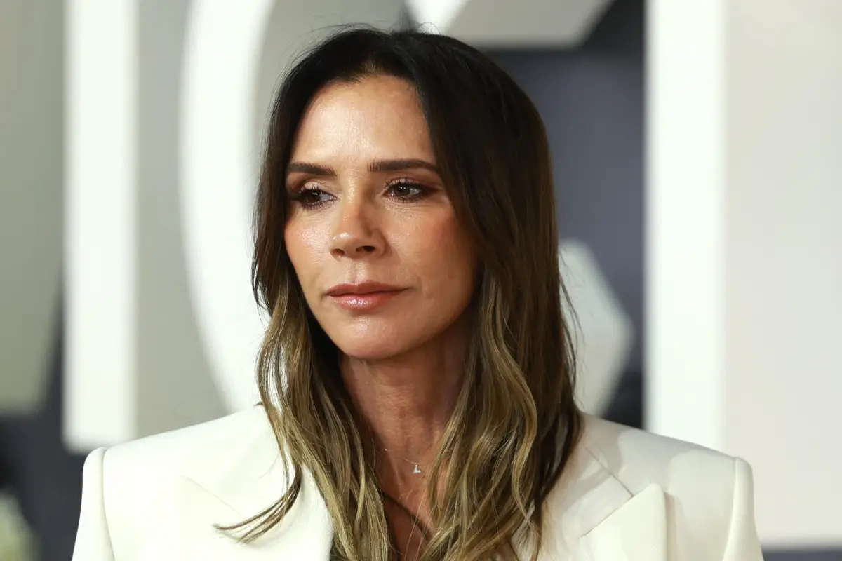 Victoria Beckham geeft in nieuwe serie op Netflix eindelijk antwoord: dit is waarom ze lijkt op ’chagrijnige koe die nooit glimlacht’