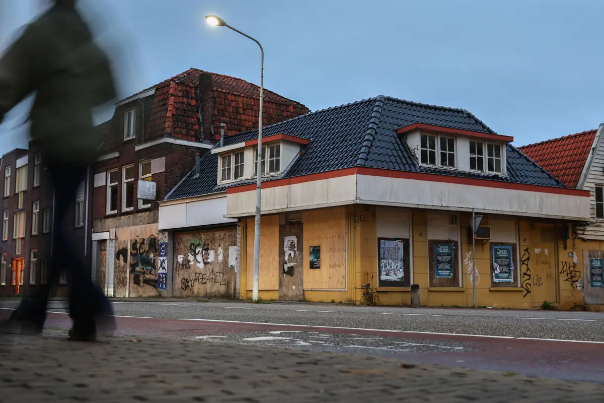 Al 25 jaar wacht dit vervallen stukje Sneek op een nieuwe bestemming. ‘Het is een blamage voor de buurt’