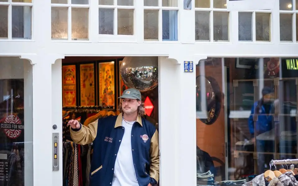 Hoe vind je parels tussen troep? Vintage verkoper Siedo (34) uit Groningen geeft 5 tips. ‘Voel de kleding’