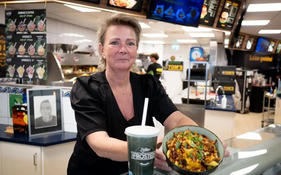 Aafke (57) runt Tom’s Cafetaria in Leeuwarden nu zonder haar man. ‘Hij was gek op softijs’