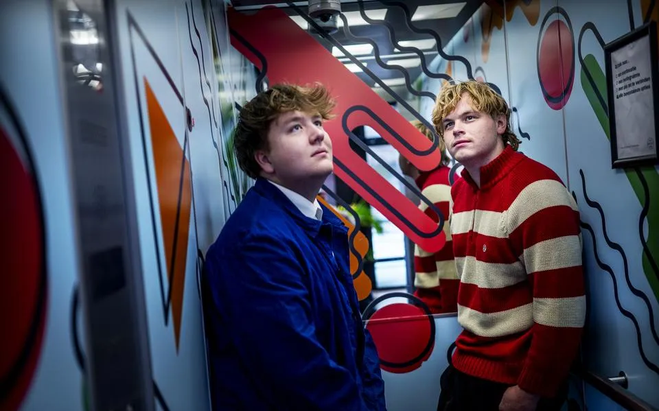 Komedie-duo Tim (24) en Leon (21) in Generatie Kut over Gen Z. ‘Maken iedereen uit onze generatie belachelijk’