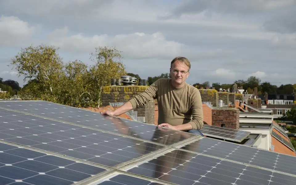 Hoe haal je het meest uit een dynamisch energiecontract, waarbij de stroomprijs ieder kwartier verandert? Wouter (59) laat het zien