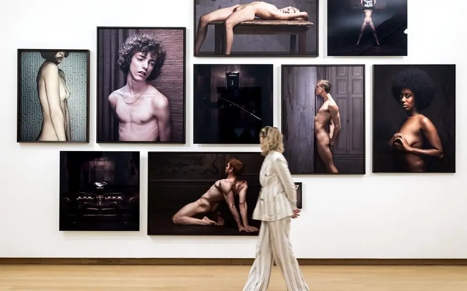 Fotograaf Erwin Olaf stond pal voor de vrijheid om te mogen zijn wie je bent: ’Kunst is mijn wapen’