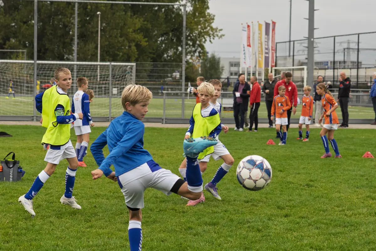 Zo druk is het zaterdag op het Leeuwarder sportpark Wiarda: ‘Kleedkamers, daar begin ik niet meer aan’