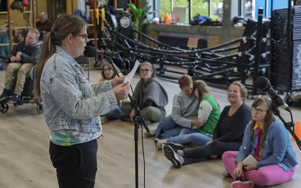 Met muziek, toneel en boksballen maakt ensemble ‘Anders!’ haar negende voorstelling ‘Kijk naar mij’