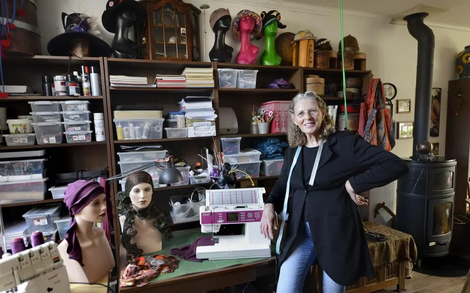 Anneke (71) uit Leeuwarden maakt mutsjes voor vrouwen zonder haar: ‘Je haar verliezen is heel ingrijpend’