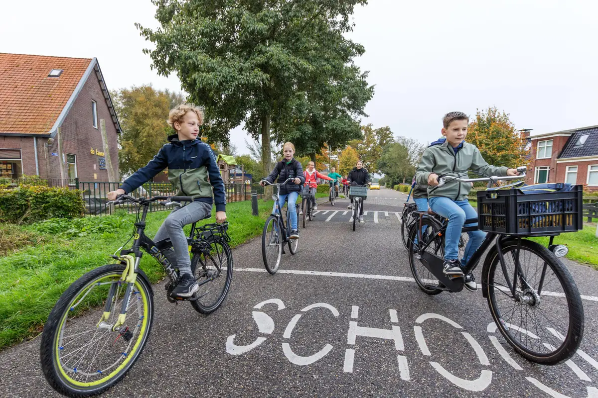 Voor juf Lieske fietsen leerlingen haar vernieuwde fietsroute: ‘Ze was getrouwd met mij, maar nog meer met de schoele’