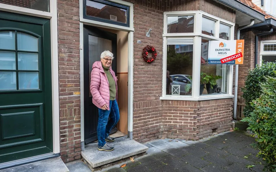 Wieke (73) verruilt na 51 jaar haar knusse huis in Huizum voor een seniorenflat: ‘Ik ha der in wike fan gûld’