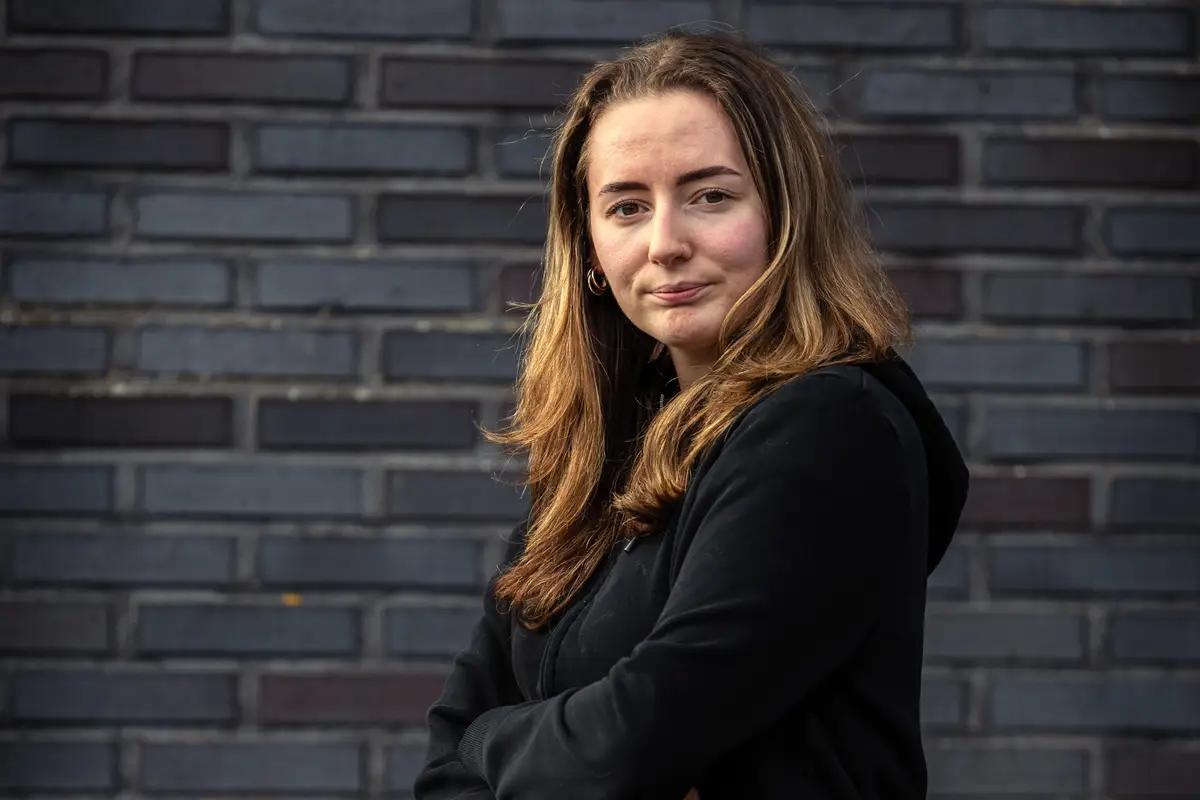 Angela (25) ligt wakker met huizenbuikpijn en Jitze (26) verhuisde terug naar heit en mem. ‘Voor dat bedrag heb je ook een hypotheek’