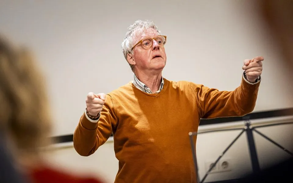 Leendert Runia (70) stopt na 40 jaar bij het NVE. ‘Hopelijk blijven grote koren bestaan’