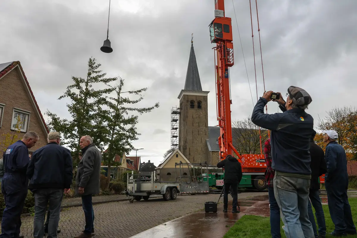 Kleine kerkklok vergezelt de grote weer in Burgwerd