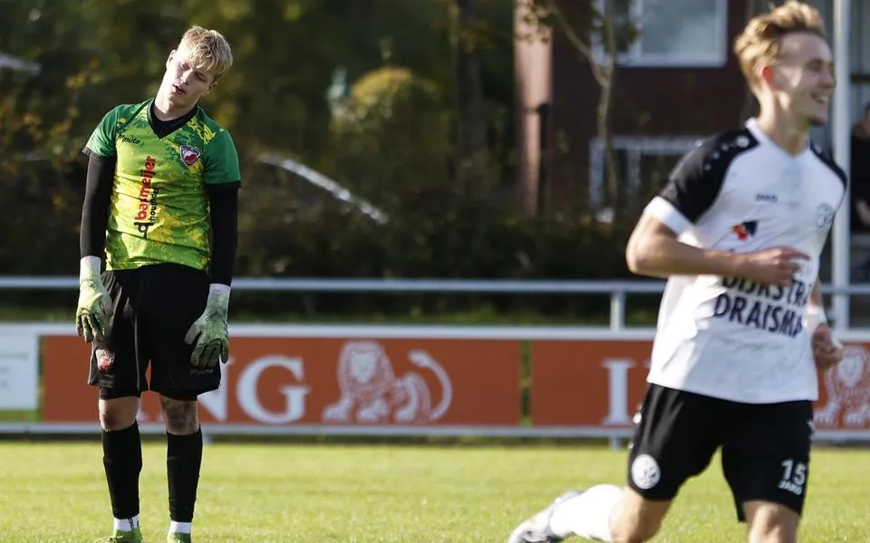 Doelman Jesse Komrij van Friese Boys krijgt er 8 om de oren tegen Drachtster Boys. ‘Ik ha lekker keept’