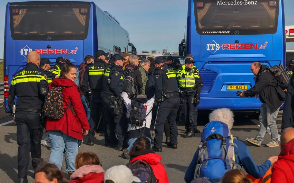 Met een handige omleiding voorkwam de politie dat XR-actie verkeer op Afsluitdijk stilzette. ‘Ons actieplan kwam niet helemaal uit de verf’