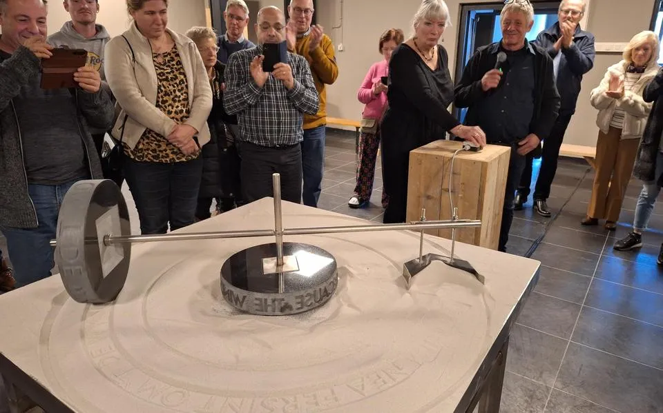 Kollumer kunstenaar Van Zijp (67) presenteert tekstsculptuur ‘Omdat de wind zich nooit vergist‘