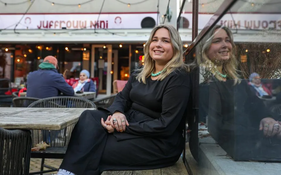 Nynke (26) brengt eerbetoon aan haar Indonesische oma met nieuw restaurant in Makkum: ‘Het is zo’n mooi land’