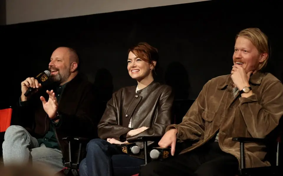 Actrice Emma Stone over complotkomedie ‘Bugonia’: ‘Laten we allemaal gewoon zeggen dat we in aliens geloven!’