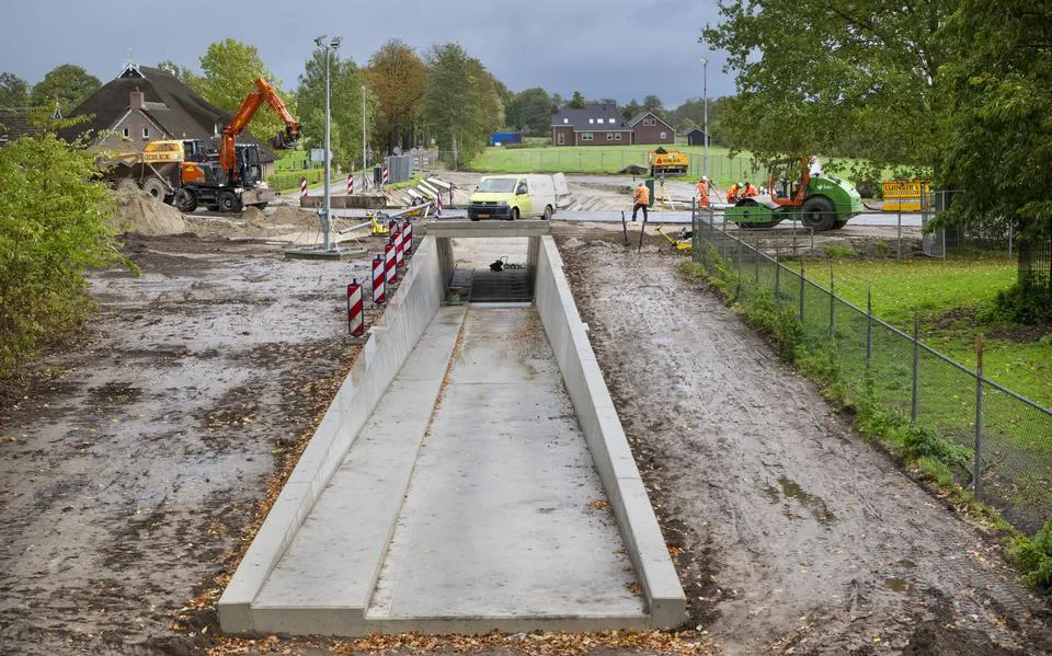 Fietstunnel onder de Uterwei (N358) bij Surhuizum bijna klaar. ‘Hast in militêre operaasje’