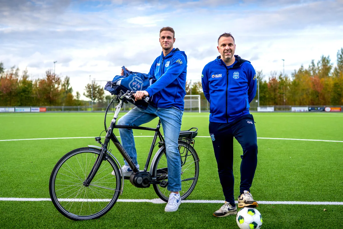 Spits Bas Leenstra van vijfdeklasser Udiros kan hoger niveau makkelijk aan, maar blijft club trouw. ‘By oare ferienings fyn ik net wat ik hjir haw’