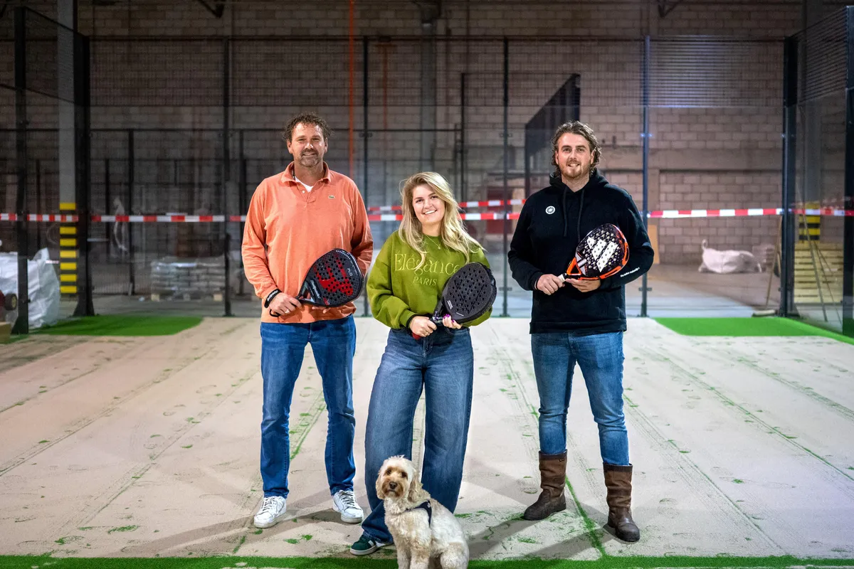 Douchen kan eerst nog niet, maar dit nieuwe padelcentrum in ‘het lelijkste gebouw van Drachten’ opent volgende maand de deuren