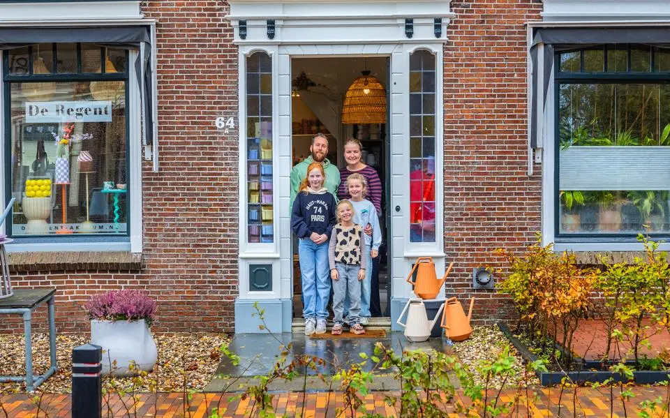 Monumentaal pand in Akkrum waar kleding- en woonwinkel De Regent in gevestigd is, staat te koop: ‘Het is prachtig’