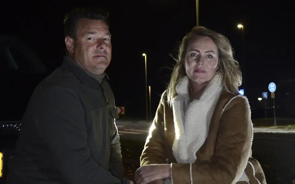 Auto van Tim en Marchje uit Leeuwarden botst tegen gegooide steen op snelweg A28: ‘Wie dóét zoiets?