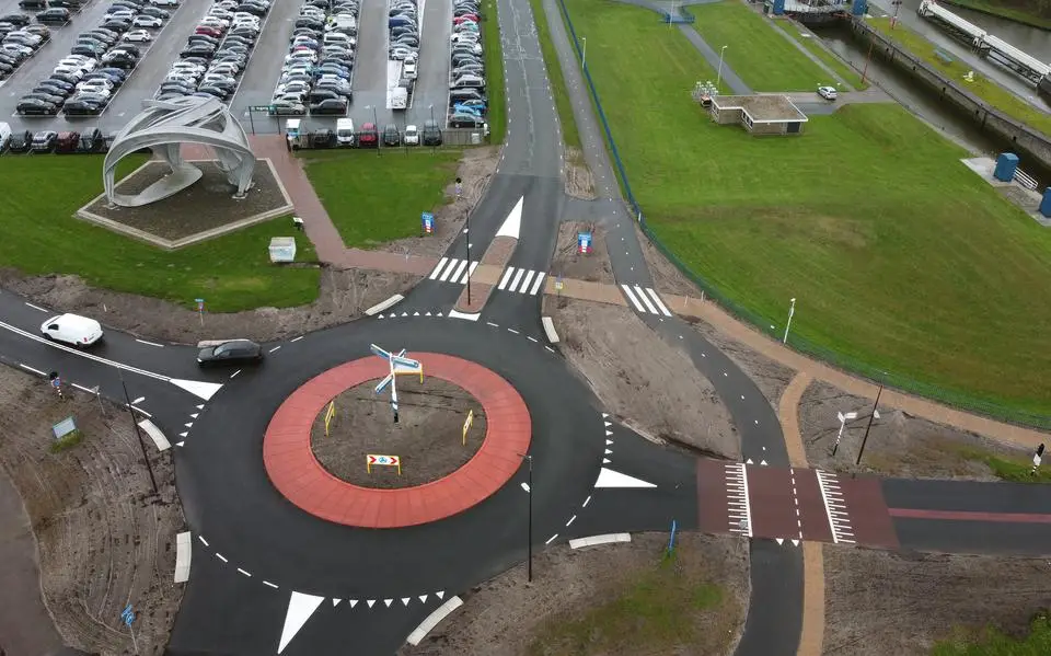Nieuwe rotonde in Harlingen krijgt nu al een aanpassing. ‘Fietsers weten niet waar ze moeten fietsen’