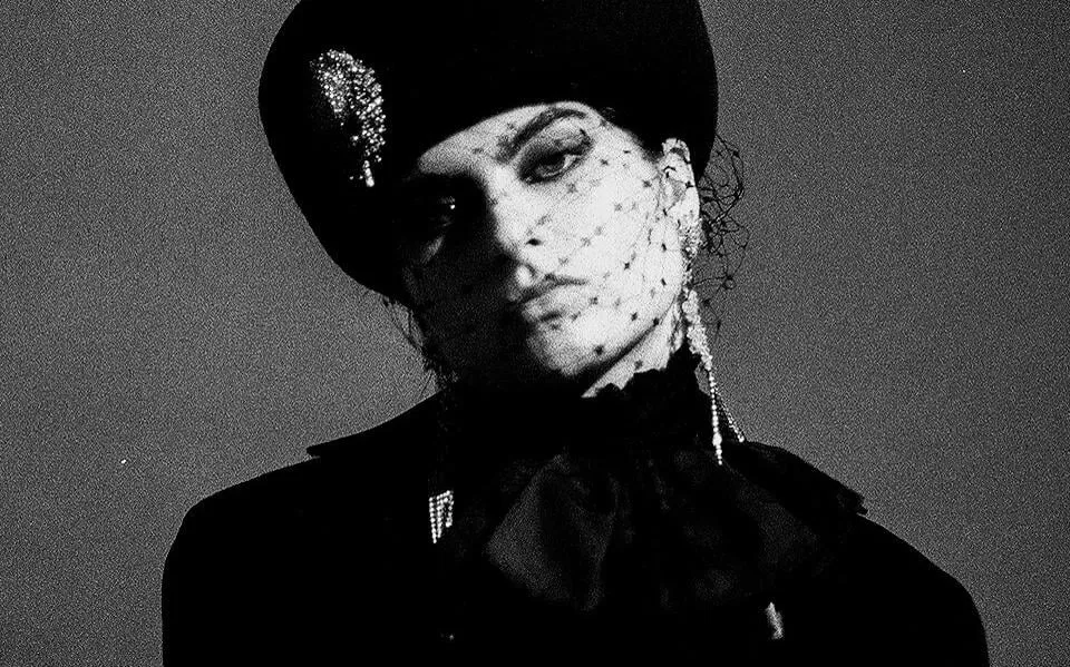 Djoeke (31) zingt ‘pop noir’ in het wit. ‘Ik loop vaak tegen bruidsjurken aan’