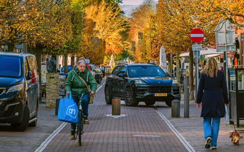 Palen tegen verkeer in winkelstraat Joure hebben last van storing. Vervanging kost 150.000 euro