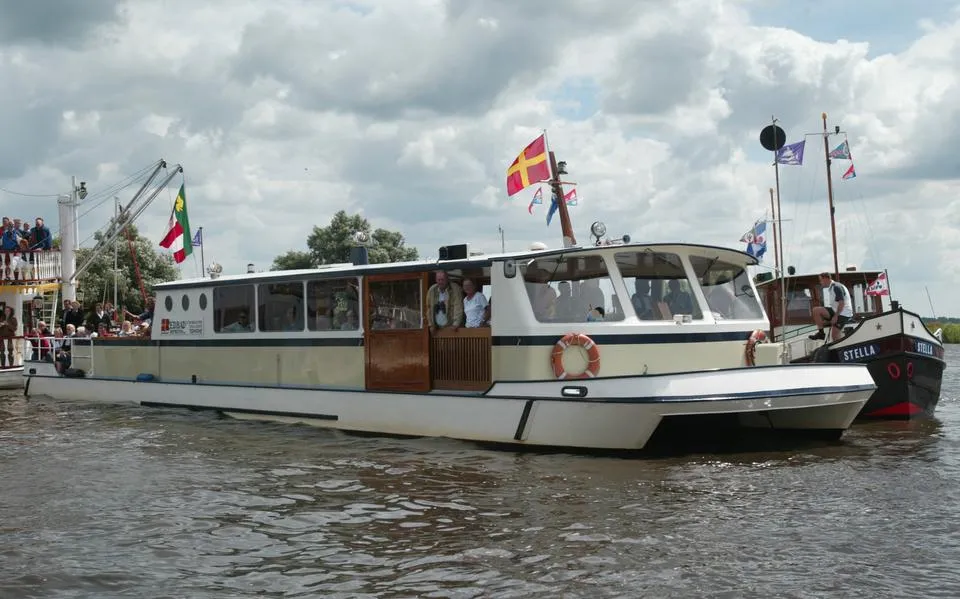 Nog een keer voer opvallende catamaran Redbad rond met gasten. Het schip is zo goed als verkocht