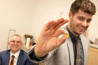 Bij het Goudwisselkantoor: ‘Laatst kreeg ik een gouden tand met de wortel er nog aan’