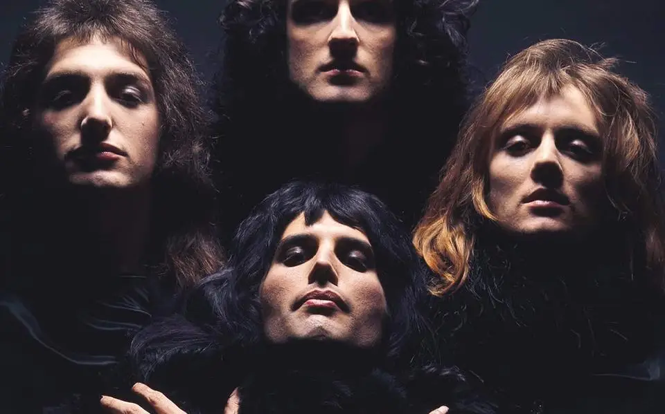 Queen zat aan de grond toen de band 50 jaar geleden begon aan de opnames van ‘Bohemian Rhapsody’. ‘Vooral Freddie had er erg veel moeite mee’