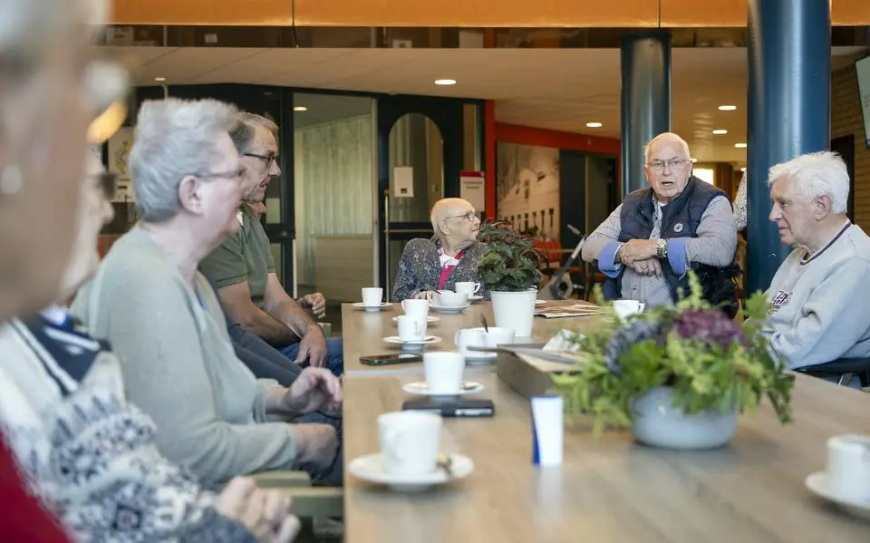 Aan tafel bij Bennema State in Hurdegaryp gaat het over de verkiezingen. ‘Ze halen elkaar alleen maar naar beneden’