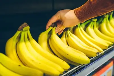 Man (55) uit Eindho­ven beledigt en mishandelt agenten om tros bananen: ‘Ik ben op mijn buik in de cel gesodemie­terd’